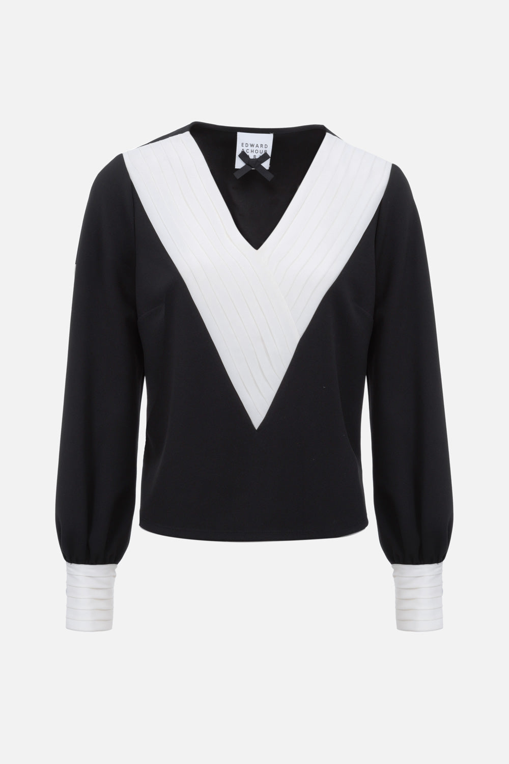Blouse noire à col V plissé satiné