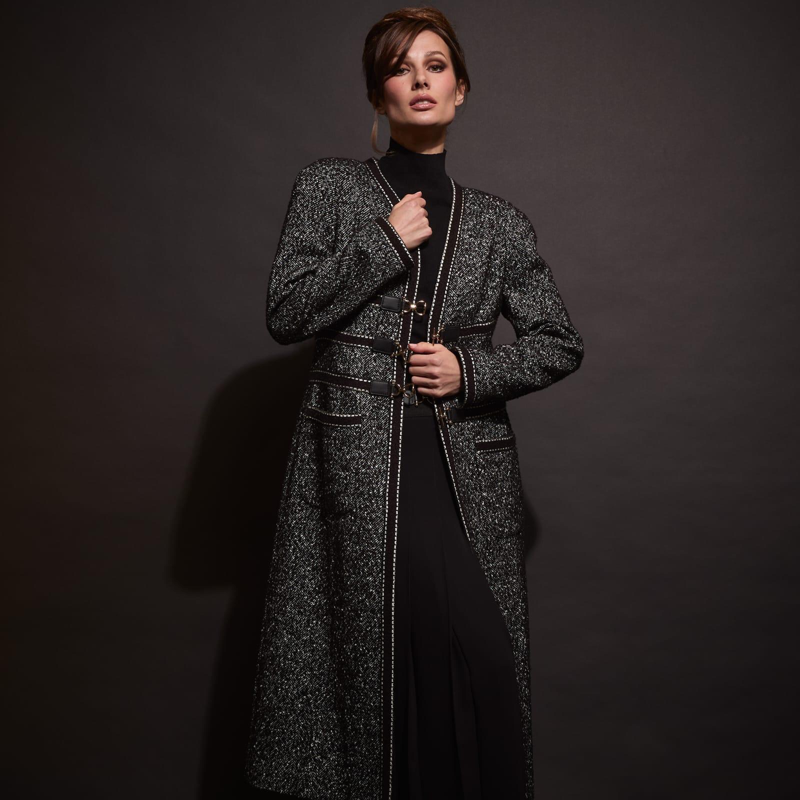 Manteau Long Noir et Blanc à Fermetures Mors de Cheval (090208/913)